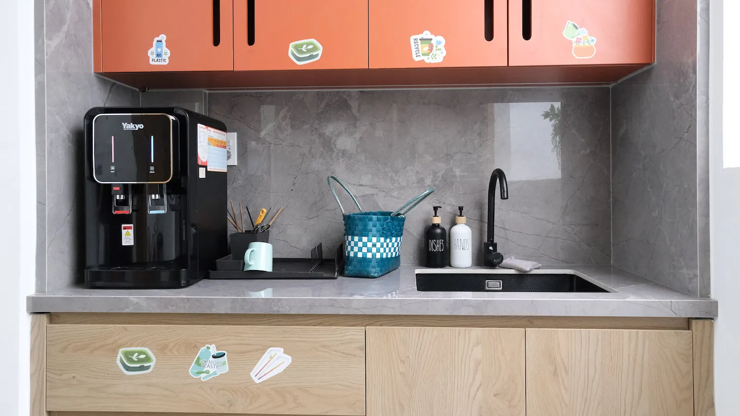 Giá Thuê Coworking Space Theo Khu Vực & Dịch Vụ 5 pantry tini coworking 1