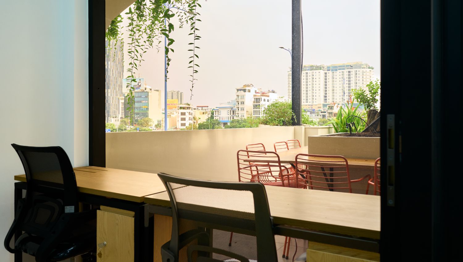coworking-space-voi-van-phong-truyen-thong